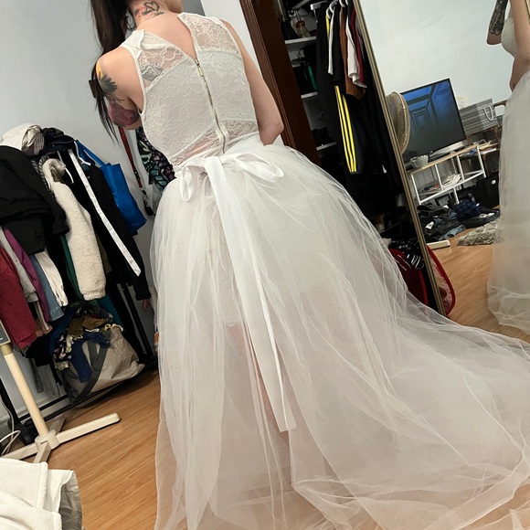 Stunning wedding dress. Comes with two pieces, fitted guess dress - Picture 2 of 4